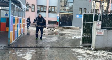 İzmit'te sınav öncesi okullarda kar temizliği