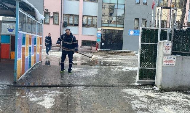 İzmit'te sınav öncesi okullarda kar temizliği