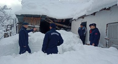 Kar kütlesi ahırın çatısını çökertti! 9 büyükbaş hayvan kurtarıldı!