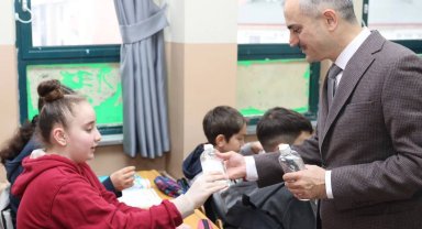 Kocaeli Çayırova Belediyesi'nden öğrencilere dezenfektan