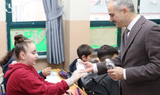 Kocaeli Çayırova Belediyesi'nden öğrencilere dezenfektan