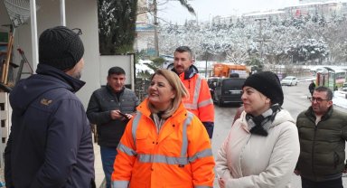 Kocaeli İzmit'te karla mücadeleye esnaftan tam not