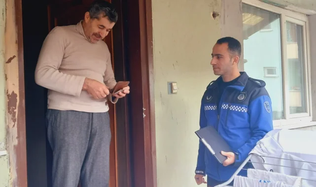Kocaeli Zabıtası kayıp cüzdanı sahibine ulaştırdı