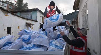 Manisa'da binlerce çuval odun ihtiyaç sahiplerine dağıtılıyor