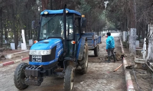 Manisa'da mezarlık bakımları aralıksız devam ediyor