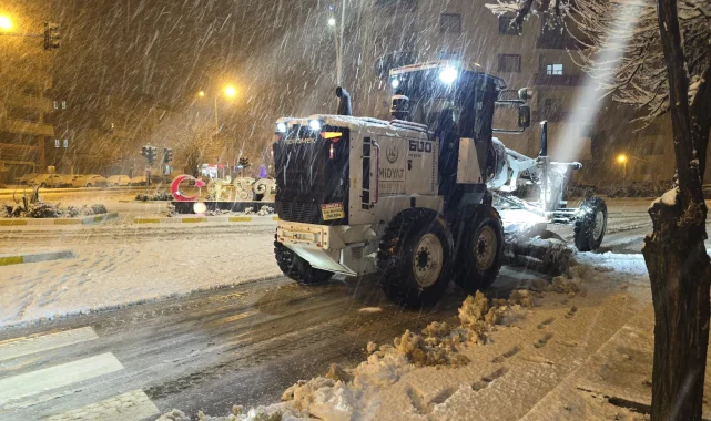 Mardin Midyat'ta karlar temizleniyor