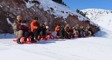 Miniklerin Jandarma ekipleriyle kar keyfi