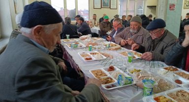 30 yıldır her gün köy meydanında topluca iftar yapıyorlar