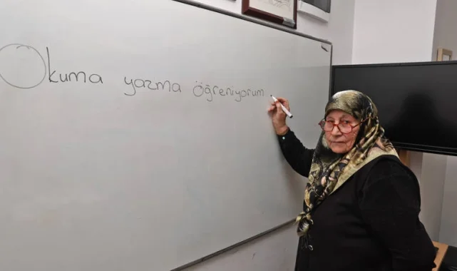 84 yaşındaki Ayşe Nine okuma yazmayı ATASEM'de öğreniyor