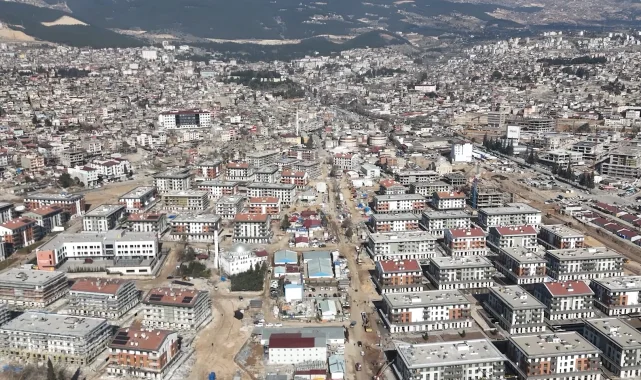 Ağır yıkıma uğrayan şehir yeniden ihya ediliyor... Kahramanmaraş'ta 4 bin işçi aralıksız çalışıyor