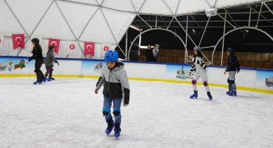 Ankara Keçiören'de buz pateni keyfi