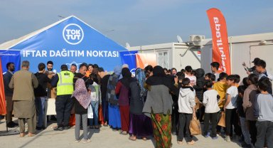Antakya'da 5 bin kişiye sıcak yemek dayanışması