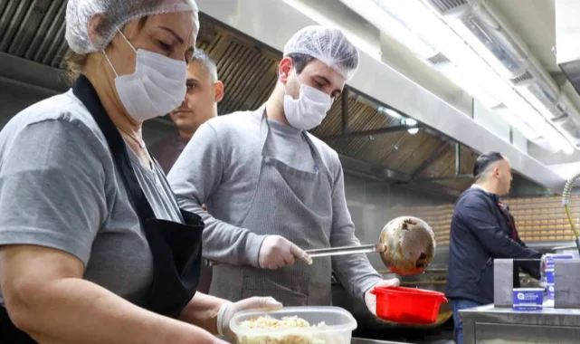 Antalya Büyükşehir Mobil Aşevi iftarda vatandaşın yanında