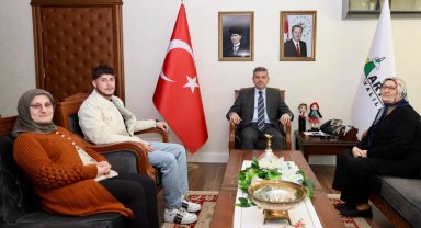 Artvin Valisi Ergün şehit Aydemir'in ailesini kabul etti