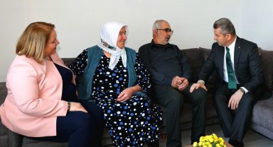 Artvin Valisi Ergün'den evlilikte 50'nci yılını kutlayan çifte ziyaret