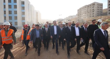 Bakan Kurum Kahramanmaraş'ta afet konutlarını inceledi