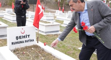 Bakan Tekin'den Erzurum Şehitliği'ne bayramlık ziyaret