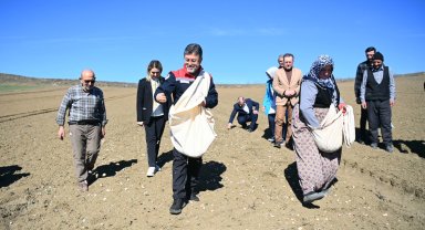 Bakan Yumaklı Taşköprü'de... Önlüğü giydi, sarımsak ekti