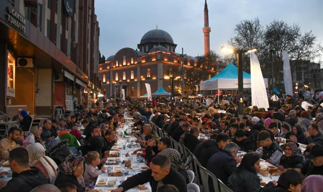 Balıkesir'in kalbinde 20 bin kişilik dev iftar