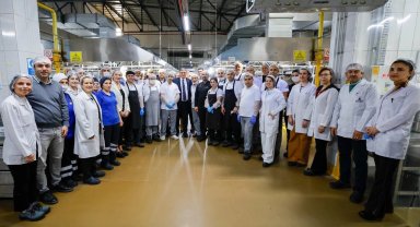 Başkan Tugay aşevinde yemek hazırlığına katıldı