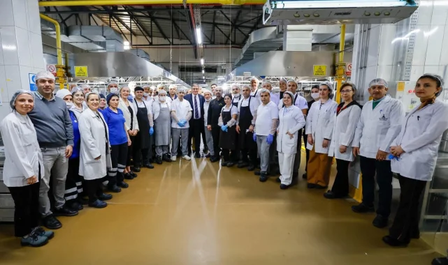 Başkan Tugay aşevinde yemek hazırlığına katıldı