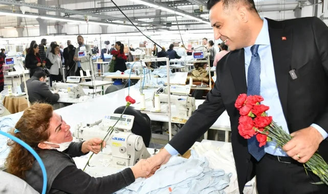 Başkan Yıldız emekçi kadınlara kırmızı karanfil dağıttı
