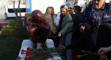 Berkin Elvan İzmir Güzelbahçe'de heykeli önünde anıldı