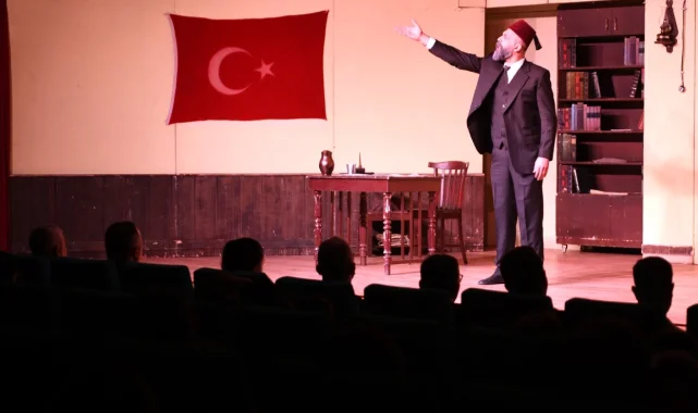 Bursa Osmangazi'de 'Şair, Şiir, Şuur' oyunu tiyatroseverlerle buluştu