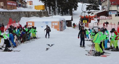 Bursa Uludağ'da öğrencilerin kayak keyfi
