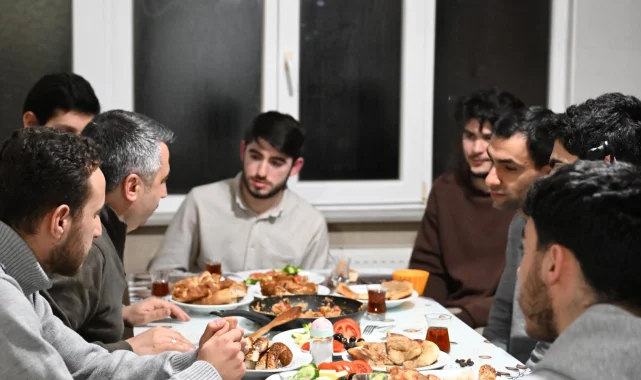 Bursa'da Başkan Yılmaz, sahuru gençlerle yaptı