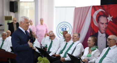 Bursa'da huzurevi korosuna Başkan Bozbey sesiyle renk kattı