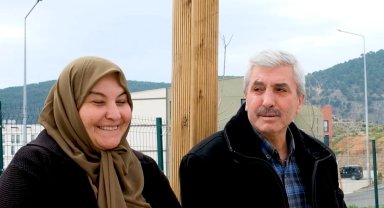 Depremzede aile bayramı yeni evlerinde karşıladı