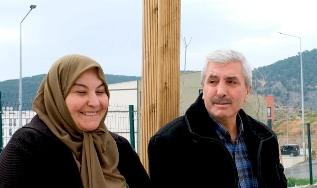 Depremzede aile bayramı yeni evlerinde karşıladı