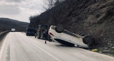 Düzce'de otomobil şarampole devrildi