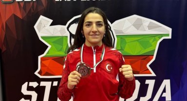Ece Asude Bulgaristan'dan madalyayla döndü