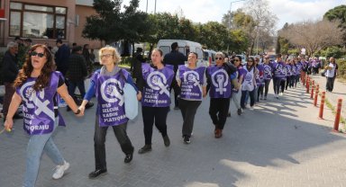 Efes Selçuk sokaklarında kadınlar zincir oluşturdu