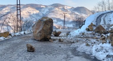 Eriyen karlar heyelanlara yol açtı