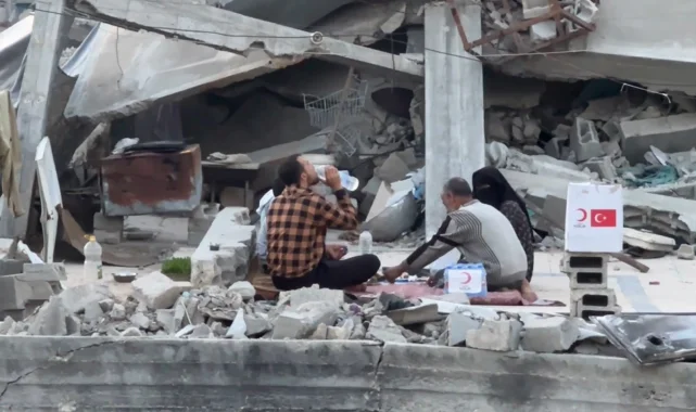 Gazze'de yıkıntılar arasında iftar! Kızılay Gazze'deki aşevi kapasitesini 30 bine çıkardı