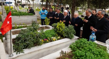 İstanbul Beylikdüzü'nde şehit kabirleri bayrama hazır