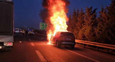 İstanbul TEM Otoyolu'nda araç yangını