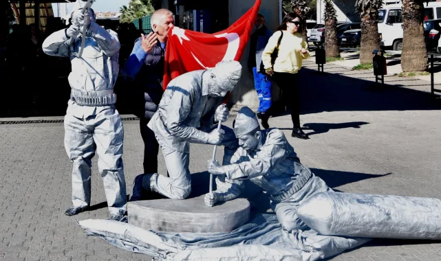 İzmir Bornova'da 18 Mart coşkusu ve şehitlere saygı