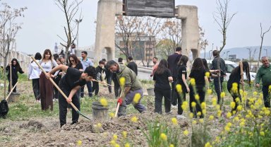 İzmir Bornova'da öğrenciler doğaya can oldu