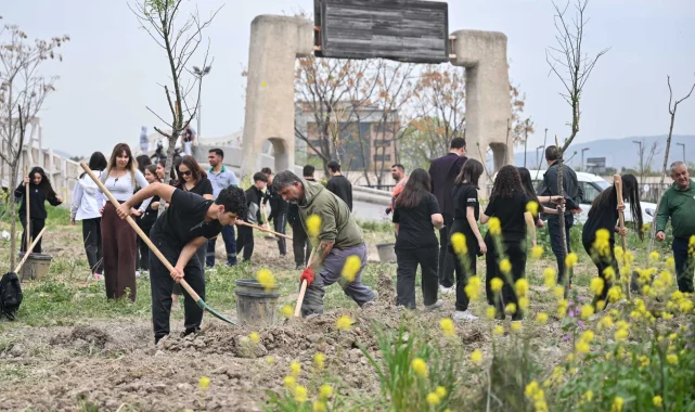 İzmir Bornova'da öğrenciler doğaya can oldu
