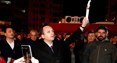 İzmir Bornova'da üç üniversite bitiren Başkan diplomalarını yaktı!