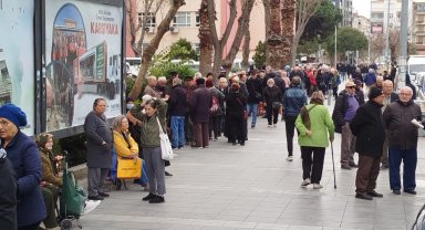 İzmir Karşıyaka'da emekliler yumurta kuyruğunda!