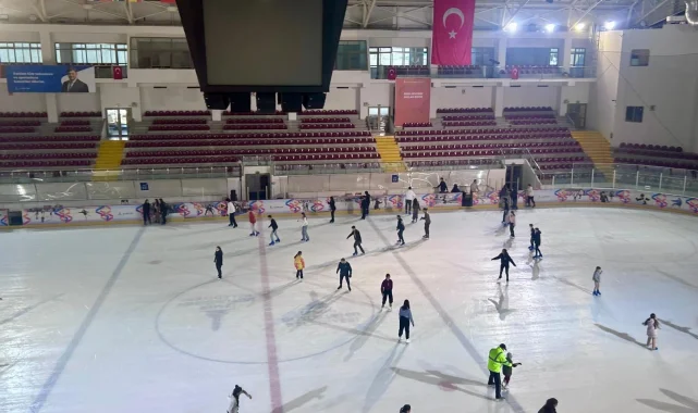 İzmir'de kadınlar buz pistinde buluştu
