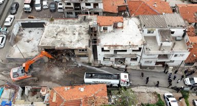 İzmir'in göbeğindeki metruk binalar tarih oluyor