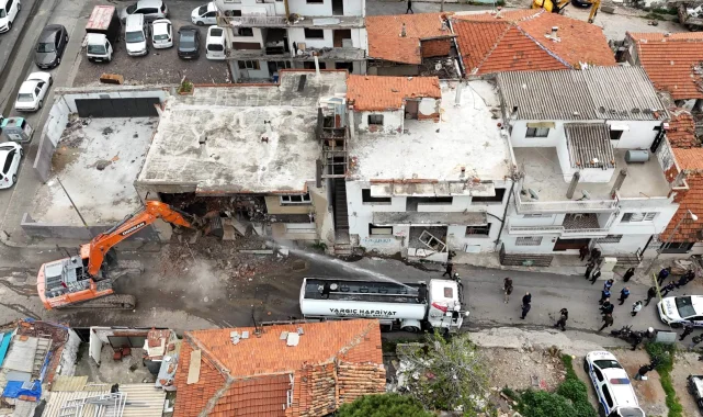 İzmir'in göbeğindeki metruk binalar tarih oluyor