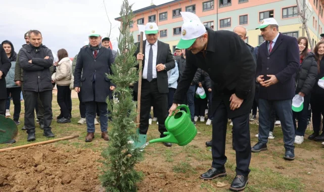 Kocaeli Çayırova'da fidanlar toprakla buluştu