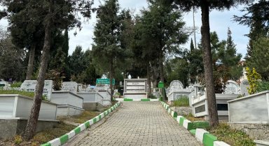 Kocaeli Çayırova'da mezarlıklarda bakım gerçekleştirdi